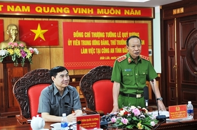 黎贵王副部长与得乐省公安厅举行工作会议