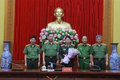 越南公安部副部长裴文南上将荣获40年党龄纪念章