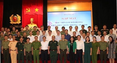 越南公安部与第75届国防安全知识培训班学员举行会见面