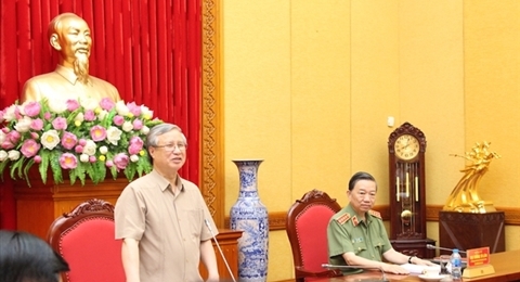 越共十三大文件起草小组常务委员会与中央公安党委举行工作会议