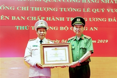 公安部副部长黎贵王上将荣获一级军功勋章
