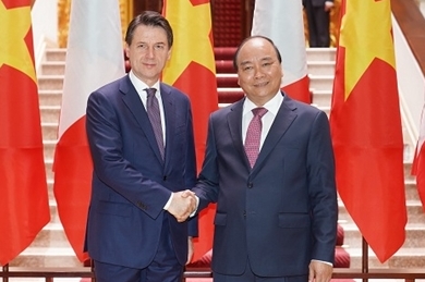 越南政府总理阮春福与意大利总理孔特举行会谈
