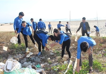 两千人参加岘港海滩清扫公益活动