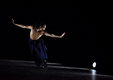 越裔法国人艺术家的精彩直排轮滑跳舞表演