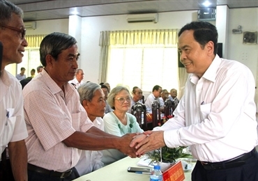 越南祖国阵线中央委员会主席陈青敏与和好教教徒对话