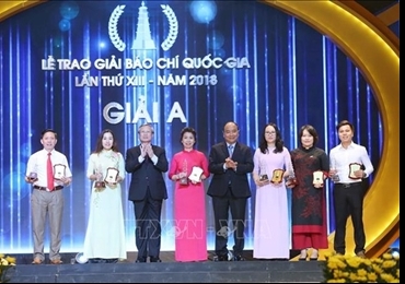 阮春福出席2018年国家新闻奖颁奖仪式