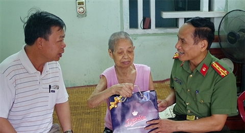 越南荣军烈士日72周年：各单位、地方公安机构纷纷举行一系列纪念活动