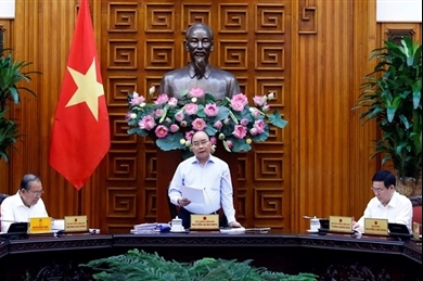 越南政府总理阮春福主持召开越共十三大经济社会小组常委会会议