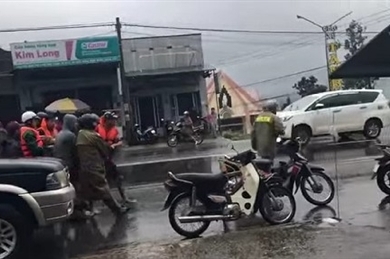 一名林同省警察在帮助抗洪时不幸遇难