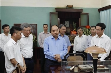 越南政府总理阮春福在67号房向胡志明主席敬香