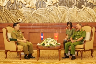 越南公安部副部长黎贵王会见老挝公安部副部长索姆万·塔马西