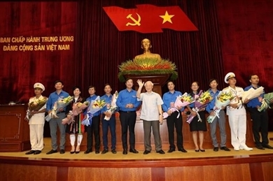 越共中央总书记、国家主席阮富仲会见全国先进青年党员