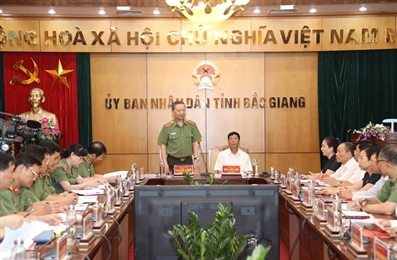 苏林部长与北江省人委会和该省公安厅举行工作会议
