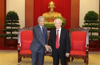 越共中央总书记、国家主席阮富仲会见马来西亚总理马哈蒂尔