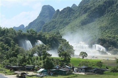 板约—— 东南亚最雄伟的瀑布