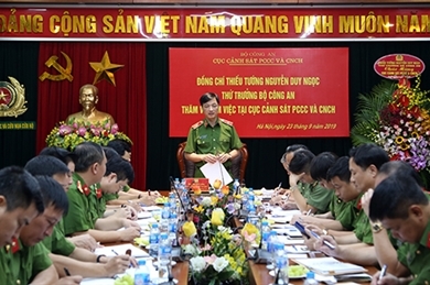 阮维玉副部长同消防与搜救警察局举行工作会议