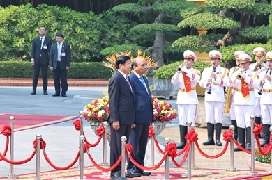 阮春福总理主持仪式欢迎老挝总理对越南进行正式访问