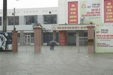 洪水给越南多地造成巨大人员和财产损失