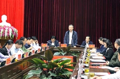 苏林部长与奠边省省委常委会举行工作会议