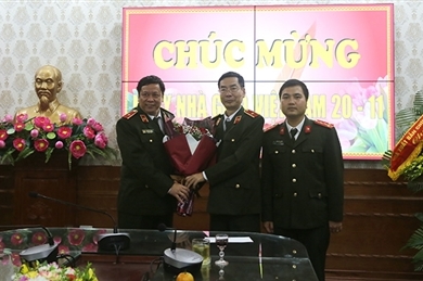 越南《人民公安报》社纷纷举行庆祝越南教师节活动