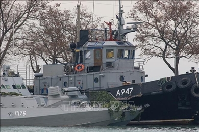 俄罗斯向乌克兰移交三艘在刻赤海峡海域被扣军舰