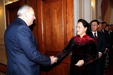越南国会主席阮氏金银会见白俄罗斯总理谢尔盖·尼古拉耶维奇·鲁马斯