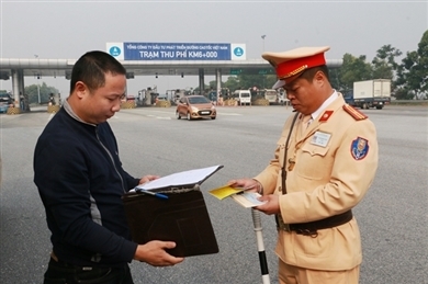 交警局开展高峰期 确保交通秩序安全