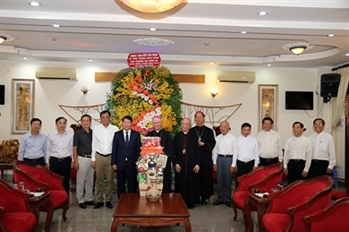 裴文南副部长圣诞节前探访同奈省天主教春禄教区