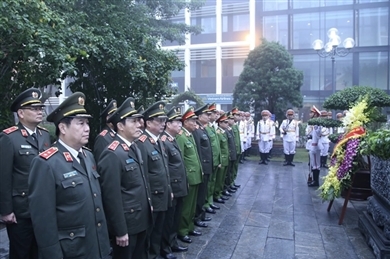 公安部领导人向胡志明主席鞠躬敬香
