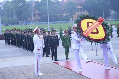 越南公安部代表团拜谒胡志明主席陵墓