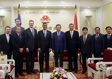 越南公安部领导人会见国际代表团