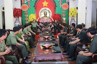 柬埔寨皇家军警卫司令部高级代表团造访越南芹苴市公安局