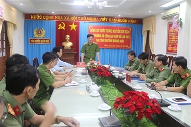 公安部副部长阮维玉少将与广义省公安厅举行工作会议