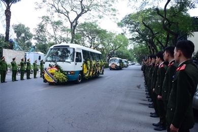 越共中央公安党委、公安部为在同心乡执行任务时牺牲的三名公安烈士隆重举行葬礼仪式