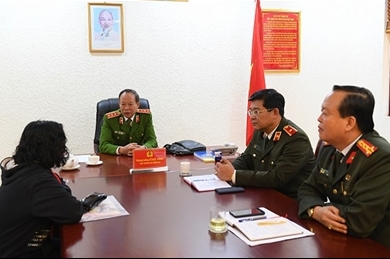越南公安部副部长黎贵王上将定期会见公民