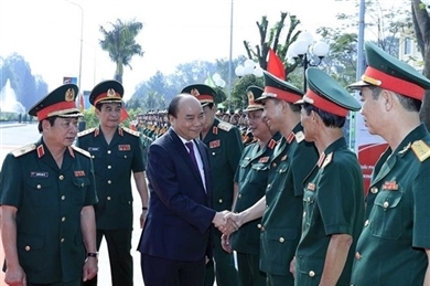 政府总理阮春福来到2号陆军军官学校调研