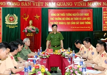 阮维玉副部长分别视察交警局第二水路船队和特警司令部西南部地区特警团