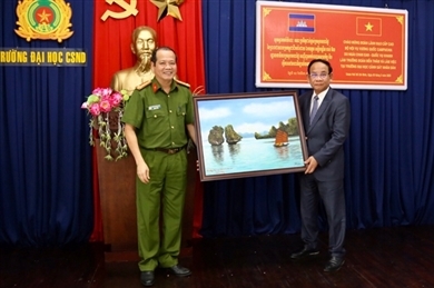 越南人民警察大学与柬埔寨内政部举行工作会议