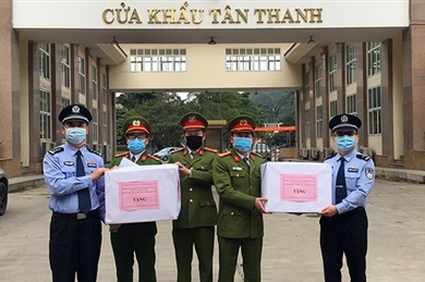 越南谅山省公安厅向中国广西公安赠送口罩