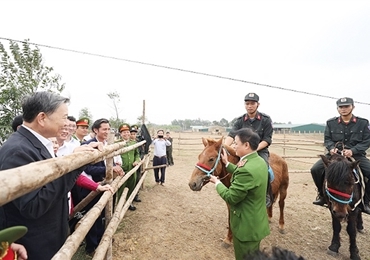 苏林部长造访公安部特警司令部骑兵训练中心