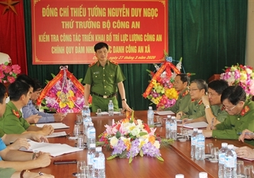 阮维玉副部长与和平省公安厅举行工作会议