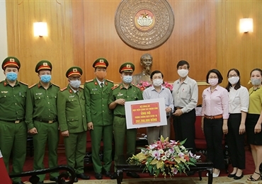 人民警察学院为防疫工作捐赠2亿多越南盾
