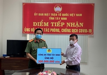西宁省公安厅向防疫工作捐赠3亿多越南盾