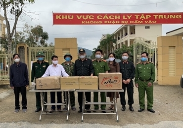 北中部地区特警团向部分防疫单位赠送价值为一亿越南盾的医用设备