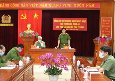 阮维玉副部长与安培省公安厅举行工作会议