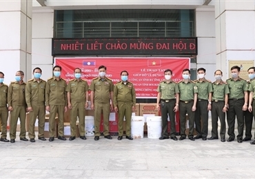 越南河静省公安厅向老挝各边境省公安机关赠送防疫医疗用品