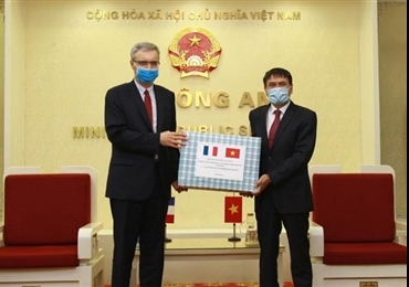 越南公安部向法国内政部赠送医疗物资