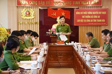 阮维玉副部长与清化省公安厅举行工作会议