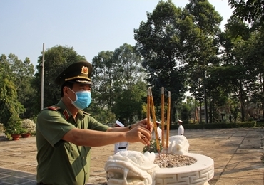 黎晋进副部长向越共中央南方局安全委员会各位烈士敬香献花