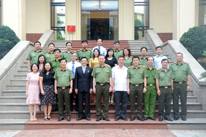 越南公安部与国家政治-真理出版社加强合作